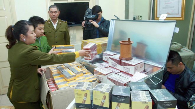 Công an Hà Nội bắt giữ hơn 25.000 điếu xì gà và hơn 2.500 bao thuốc lá lậu không rõ nguồn gốc nhập khẩu hợp pháp. Ảnh: Doãn Tấn/ TTXVN