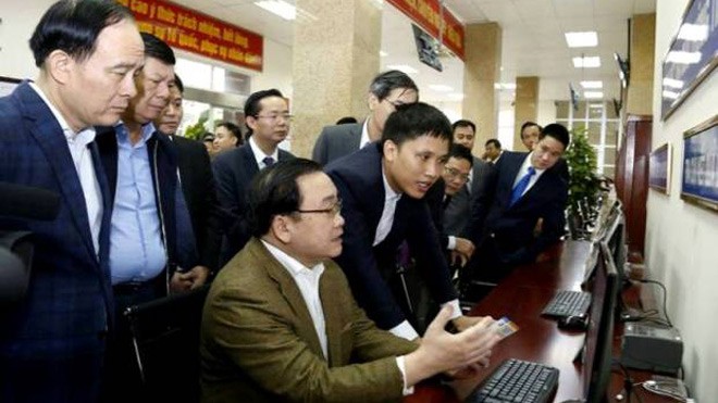 Bí thư Thành ủy Hà Nội Hoàng Trung Hải thăm bộ phận một cửa tại quận Nam Từ Liêm