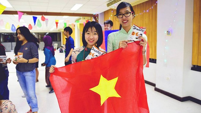 Phạm Thị Khánh Linh (bên trái) tự hào giới thiệu áo dài Việt trong buổi giao lưu văn hóa trên đất Thái.