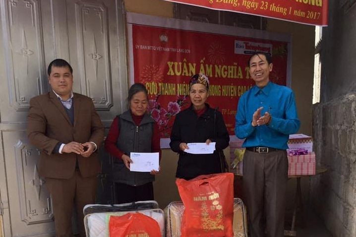 Đại diện báo Tiền Phong (bìa trái) tại Lạng Sơn trao quà Tết cho 2 cựu TNXP