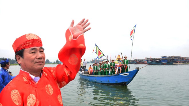 Ông Nguyễn Ngọt, vạn trưởng Bình Chánh phất tay ra lệnh mở biển.