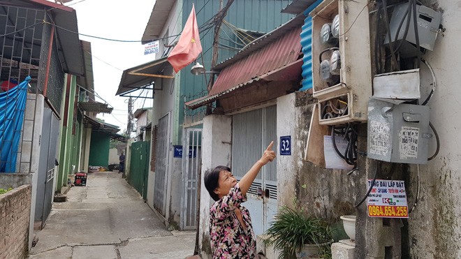Gần 100 hộ dân phường Phú Đô, quận Nam Từ Liêm phải kéo điện “chui” để dùng, nguy cơ cháy nổ rất cao. Ảnh: Quang Lộc