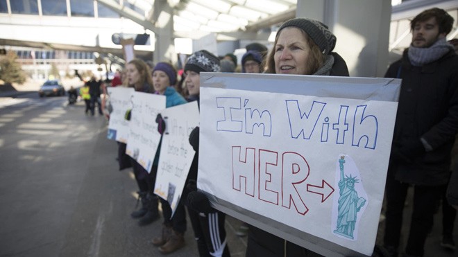 Người biểu tình cho rằng, sắc lệnh siết chặt cấp thị thực nhập cảnh đã phá vỡ giá trị tự do và hình tượng của nước Mỹ trên thế giới. Ảnh: Getty Images