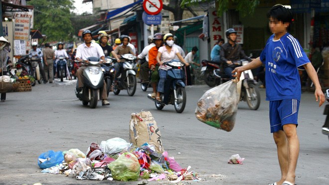 Bãi rác tự phát do người dân đổ ra ngã tư Nguyễn Cao và Lê Quý Đôn, Hà Nội chiều ngày 2/2/2017.