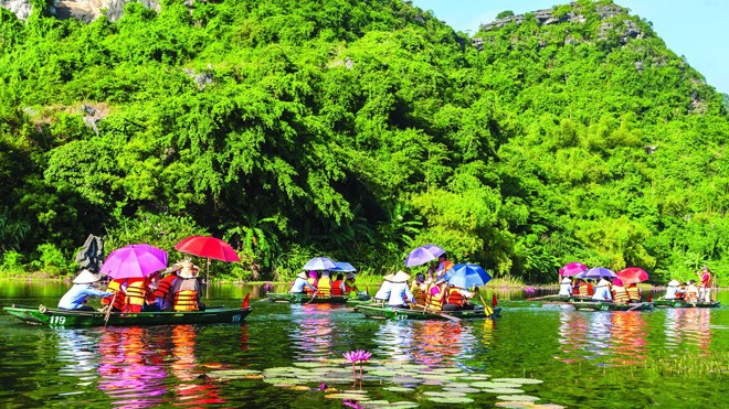 Đầu năm, du xuân hành hương thu hút khách Sài Gòn (ảnh: Du khách đến thăm chùa Hương do Công ty Vietravel hướng dẫn)