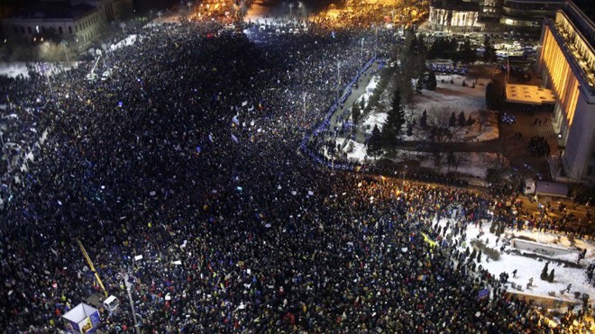 Tại trung tâm Bucharest, đám đông biểu tình phản đối nghị định hợp pháp hóa một số tội danh tham nhũng. Ảnh: CNN