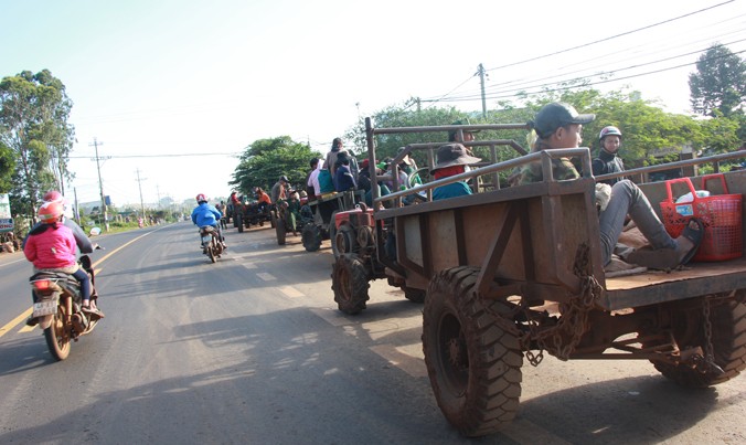 Đoàn xe công nông chạy trên Quốc lộ ở Đắk Lắk