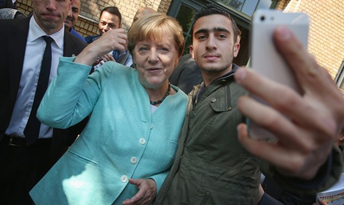 Anas Modamani và Thủ tướng Đức Angela Merkel.