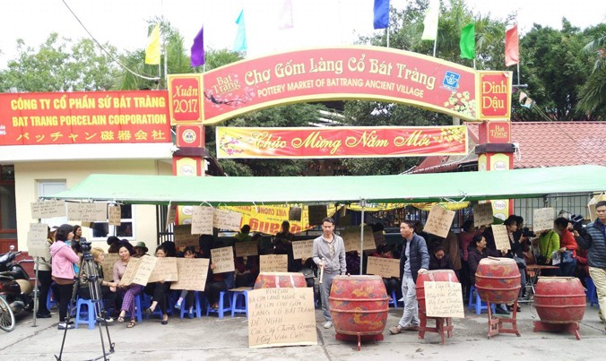 Tiểu thương chợ gốm Bát Tràng dựng khẩu hiệu, đánh trống phản đối việc tự ý đóng cửa chợ.