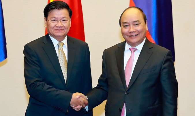 Thủ tướng Nguyễn Xuân Phúc đón Thủ tướng Lào Thongloun Sisoulith. Ảnh: TTXVN