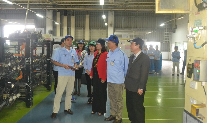Chủ tịch LĐLĐ thành phố thăm và động viên tinh thần công nhân tại nhà máy sản xuất xe máy Yamaha Motor Việt Nam.
