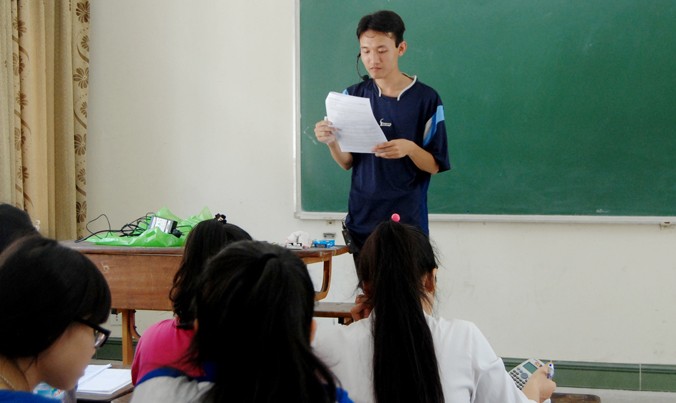 Hoàng Đình Quang tại lớp dạy ôn thi ĐH miễn phí cho học sinh nghèo