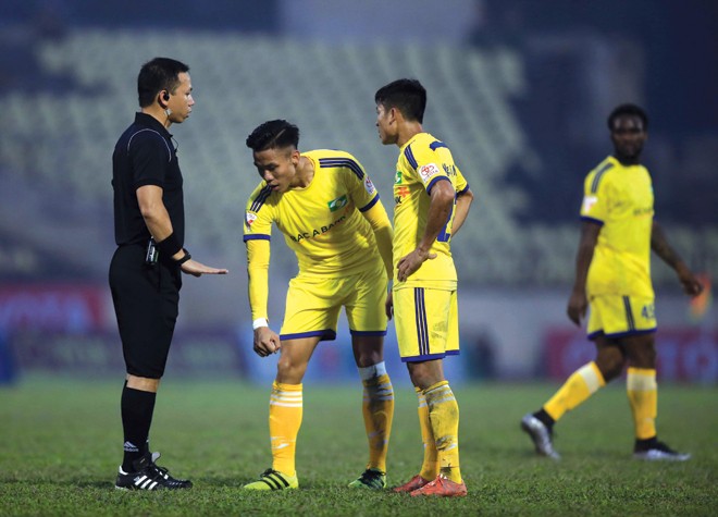 Trọng tài Trung Kiên B có thể chịu mức án đình chỉ làm nhiệm vụ từ 4 đến 6 trận sau sai lầm ở vòng 5 V-League 2017 cuối tuần trước. Ảnh: VSI