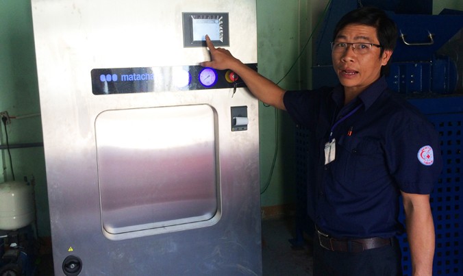 Cán bộ kỹ thuật Bệnh viện Đa khoa TP Buôn Ma Thuột nơi đặt máy lò hấp rác 7,6 tỷ đồng vừa được sửa xong.