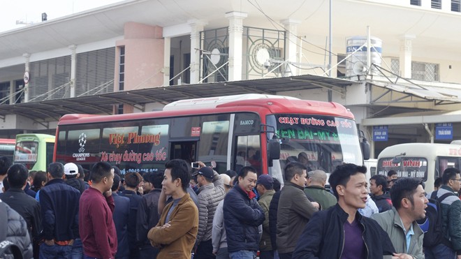 Sở GTVT Hà Nội đình chỉ 12 xe khách không thực hiện lệnh điều chuyển. Ảnh: Nguyễn Hoàn