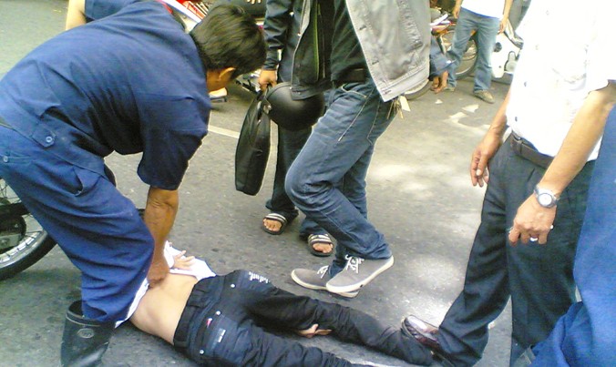 Người dân tham gia bắt cướp tại trung tâm TPHCM