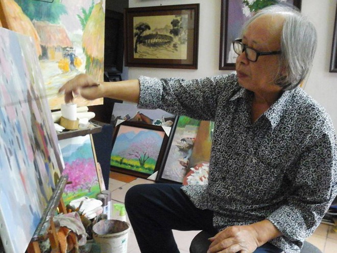 Họa sĩ Nguyễn Lương Hùng tại xưởng vẽ.