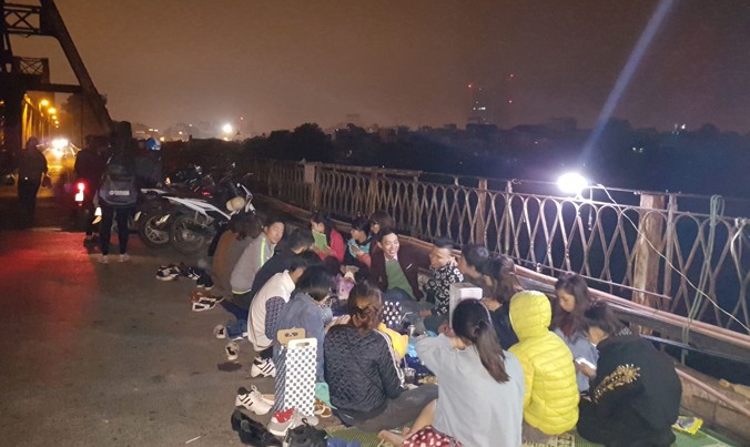 Một nhóm các bạn sinh viên tổ chức phượt đêm, hát hò trên cầu Long Biên
