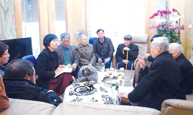 Chị Bùi Phương Thảo ( giữa) thăm hỏi và chúc Tết các cựu chiến binh Tây Tiến giờ đã trên dưới 90 tuổi như ông Nguyễn Hoàng Sâm, ông Nguyễn Xuân Sâm, ông Ngô Đình Nhung, ông Nguyễn Văn Khuông.