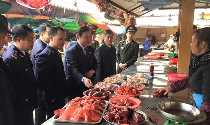 Đoàn giám sát của QH kiểm tra chợ đầu mối ở TP Lạng Sơn. Ảnh: Duy Chiến