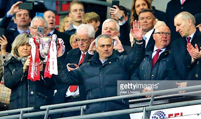 Vẻ mặt vô cảm của HLV Mourinho khi cùng M.U đăng quang ở League Cup. Ảnh: Getty Images