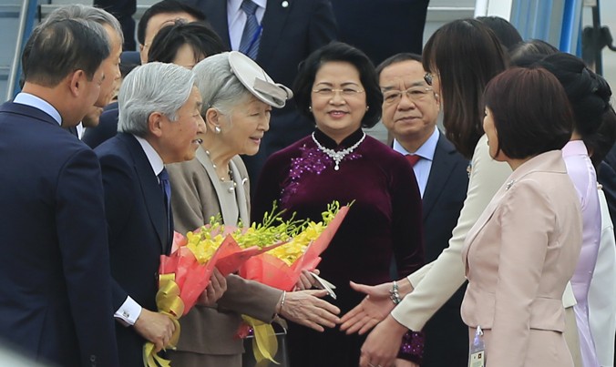 Nhà vua Akihito và Hoàng hậu Michiko Nhật Bản đến Hà Nội. Phó Chủ tịch nước Việt Nam Đặng Thị Ngọc Thịnh và đoàn đại biểu chào đón quốc khách tại sân bay. Ảnh: Hồng Vĩnh