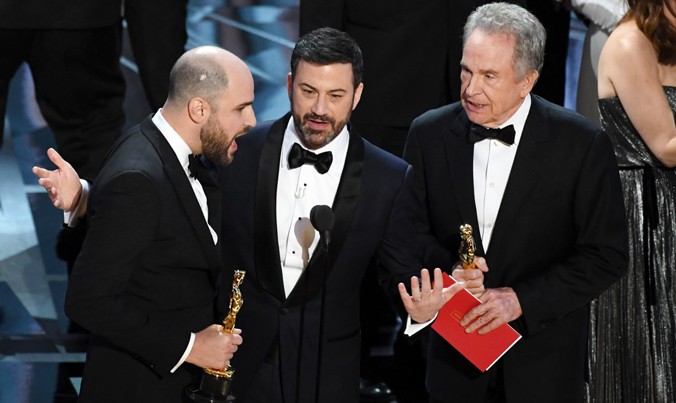 Thời khắc “đau khổ” của diễn viên Warren Beatty, MC Jimmy Kimmel và nhà sản xuất phim “LaLa land” (từ phải sang)