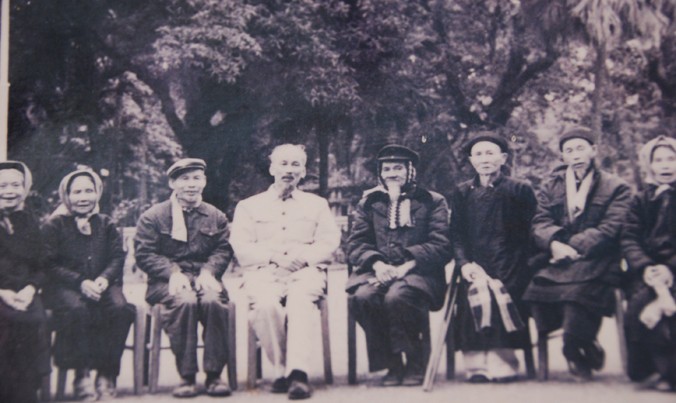 Cụ Đặng Xuân Viện (thứ ba từ phải qua), thân sinh ông Trường Chinh, chụp ảnh lưu niệm cùng Bác Hồ