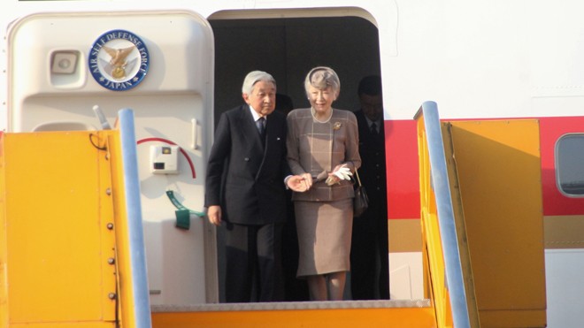 Nhà vua Akihito và Hoàng hậu Michiko xuống sân bay Phú Bài chiều 3/3 để bắt đầu chương trình thăm cố đô Huế. Ảnh: Như Ý