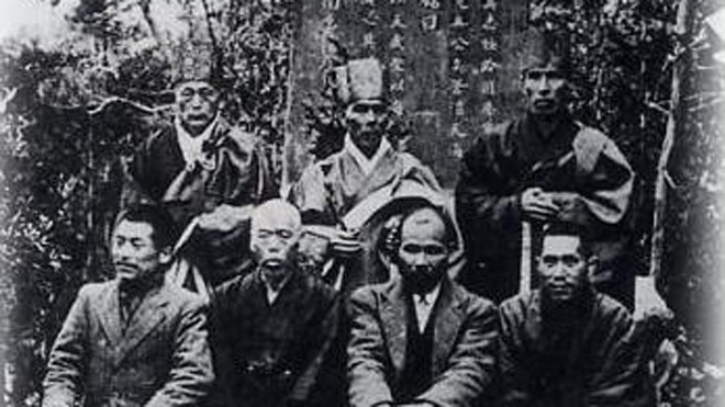 Bia tạ ơn trước mộ bác sĩ Asaba (cụ Phan ngồi hàng trước, thứ hai từ bên phải) Ảnh: TL