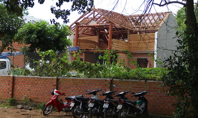 Nhà của ông Bùi Mạnh Hải bắt đầu bị tháo dỡ.