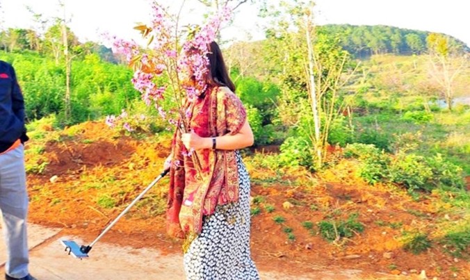 Hình ảnh bà Hiếu cầm bó hoa mai anh đào lan truyền trên mạng