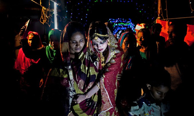 Cô dâu Bangladesh 15 tuổi đang chờ xe hoa đến rước dâu