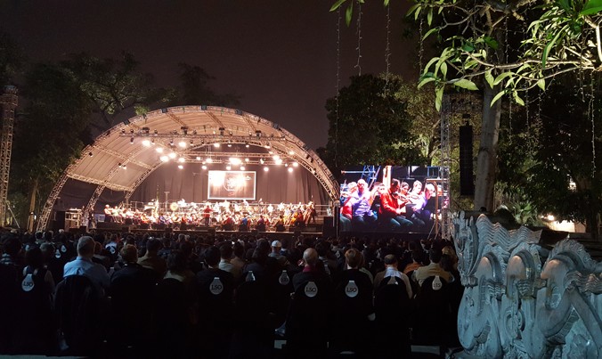 Một góc sân khấu dàn nhạc LSO biểu diễn tại quảng trường Tượng đài Lý Thái Tổ