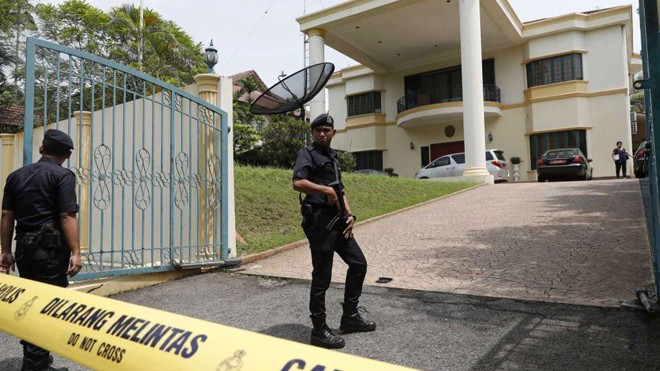 Cảnh sát Malaysia đứng gác trước cổng Đại sứ quán Triều Tiên ở Kuala Lumpur hôm 7/3. Ảnh: Express News