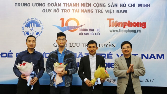 Phó Tổng Biên tập báo Tiền Phong, nhà báo Vũ Tiến và các khách mời tham dự cuộc giao lưu.