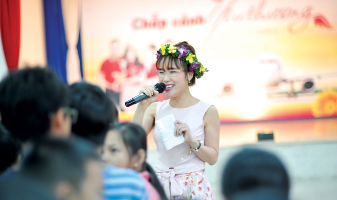 CEO Vietjet hát tặng trẻ em làng trẻ SOS Nha Trang