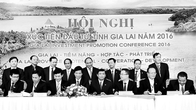 Giám đốc Vietcombank Gia Lai (thứ tư từ trái sang) ký Hợp đồng tài trợ dưới sự chứng kiến của Thủ tướng Nguyễn Xuân Phúc và các đại biểu.