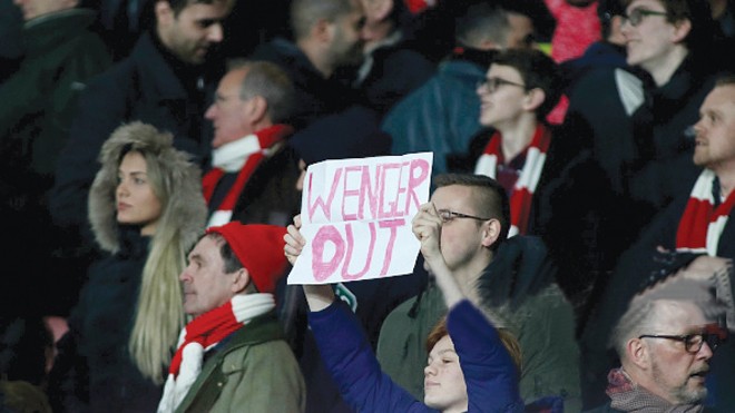 Các CĐV giăng biểu ngữ đòi HLV Wenger ra đi sau thất bại muối mặt ở Champions League. Ảnh: Getty Images