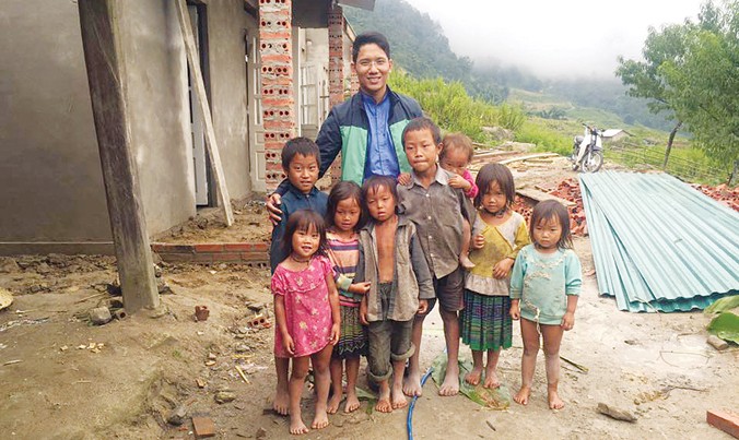 Nguyễn Xuân Hùng - Chủ nhiệm CLB Kết nối Tuổi trẻ cùng các em nhỏ vùng cao.