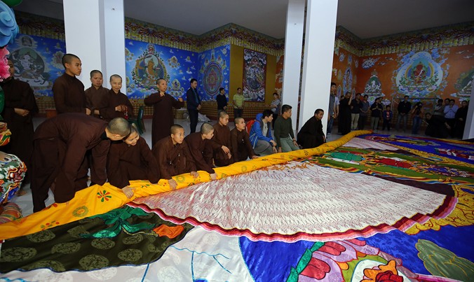 Bức tranh Phật lớn nhất Việt Nam khi được mở một phần tại Đại bảo tháp Tây Thiên. Ảnh: Trần Vũ Thành