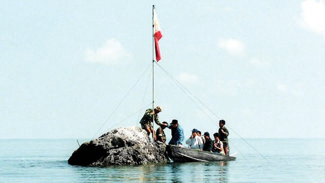 Các nghị sĩ và quân nhân Philippines từng cắm cờ Philippines trên bãi cạn Scarborough. Ảnh: Philstar