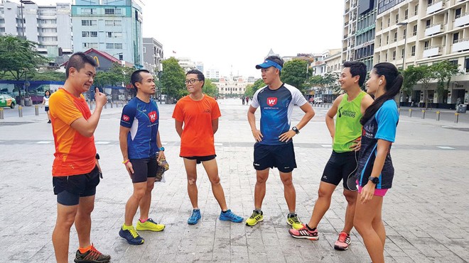 Sự góp mặt của các VĐV marathon phong trào cho thấy giải đã có sức hút đối với những người yêu thích chạy đường dài. Ảnh: Linh Nguyen H