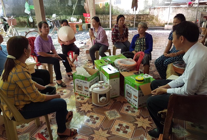 Người dân thôn Nam Mới, xã Cương Gián, huyện Nghi Xuân phản ánh sự việc.