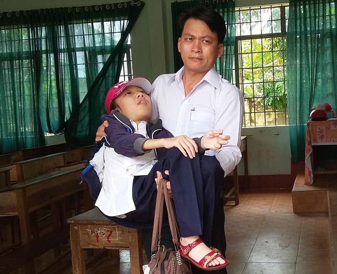Em Nguyễn Thị Minh bị bệnh, không đi lại được nhưng là một học sinh giỏi.