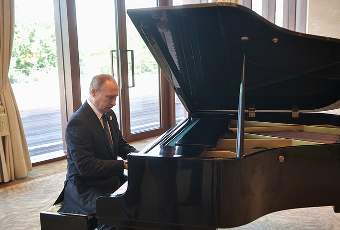 Tổng thống Putin chơi piano.