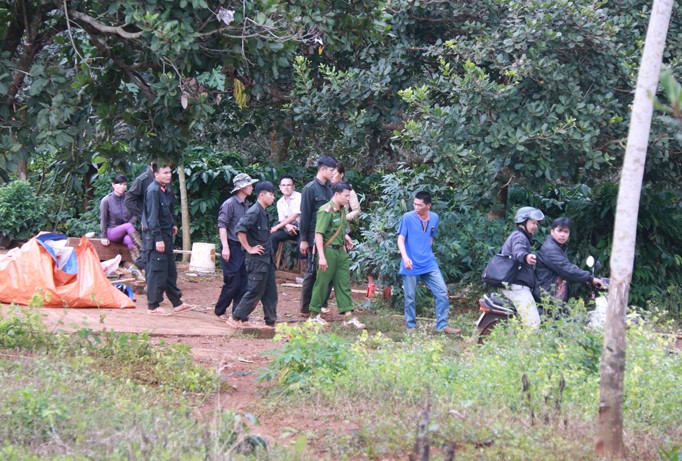 Công an khám nghiệm hiện trường vụ nổ súng ngày 23/10/2016. Ảnh: Lữ Hồ.