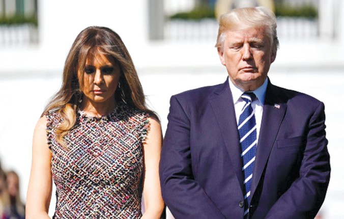 Tổng thống Mỹ Donald Trump đứng cạnh phu nhân Melania Trump tại Nhà Trắng trong phút mặc niệm các nạn nhân vụ xả súng Las Vegas tối Chủ nhật. Ảnh: Joshua Roberts.