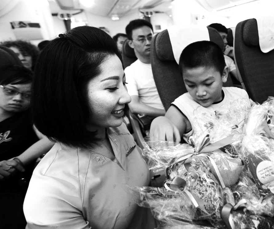 Mùa Trung thu năm nay, Vietnam Airlines mang lại trải nghiệm thú vị cho hành khách với những món quà thủ công từ trẻ nhỏ thiệt thòi.