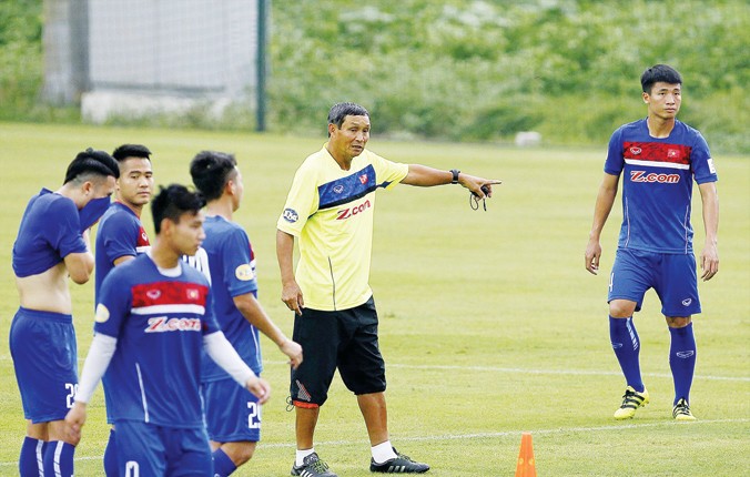 HLV Mai Đức Chung chỉ dẫn các tuyển thủ tập luyện trong ngày đầu tiên tập trung ĐTQG chuẩn bị cho trận đấu với ĐT Campuchia. Sau trận đấu này, ông Chung sẽ nhường lại vị trí dẫn dắt ĐTQG cho HLV người Hàn Quốc Park Hang-seo. Ảnh: VSI.